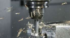 Phay thủ công so với phay CNC: Cái nào tốt hơn?