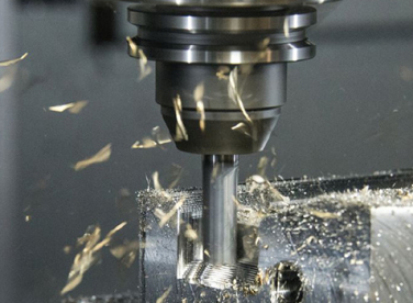 Phay thủ công so với phay CNC: Cái nào tốt hơn?